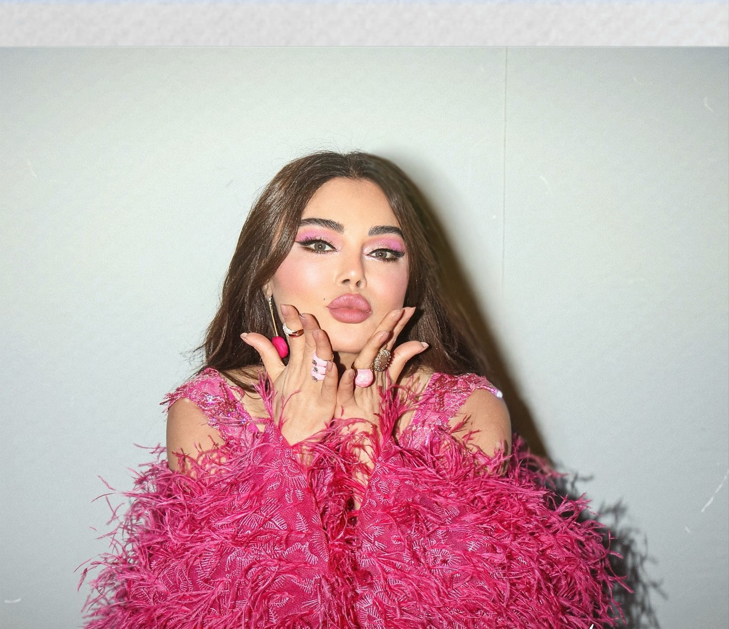 هيفاء وهبي بتصاميم مجوهرات فارهة باللون الوردي الفاره